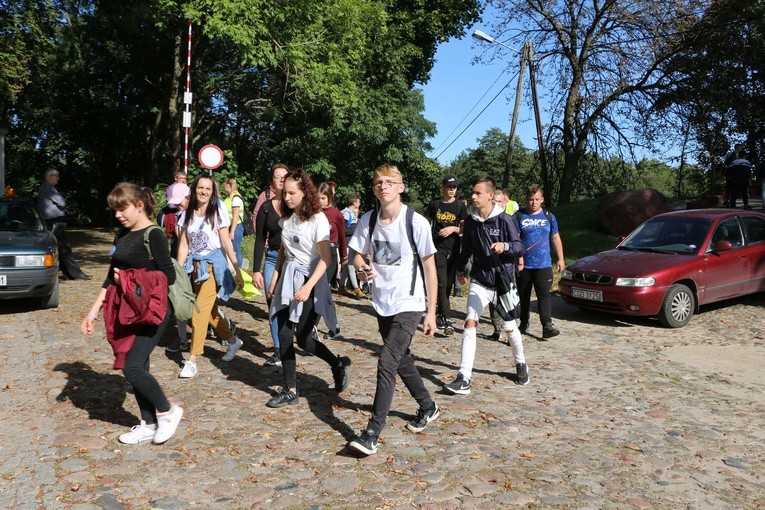 Pielgrzymka młodych z Rypina do Obór