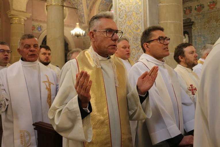 Płock. Msza Krzyżma w bazylice katedralnej