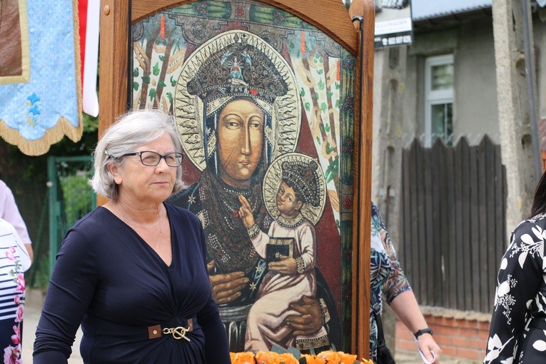 Popowo Kościelne. Procesja eucharystyczna z udziałem abp. Salvatore Pennacchia