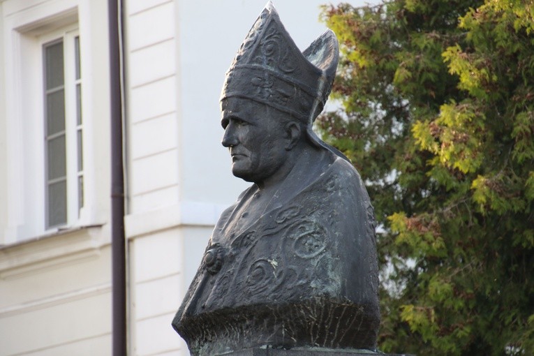 Płock. Modlitwa przy pomniku błogosławionego męczennika