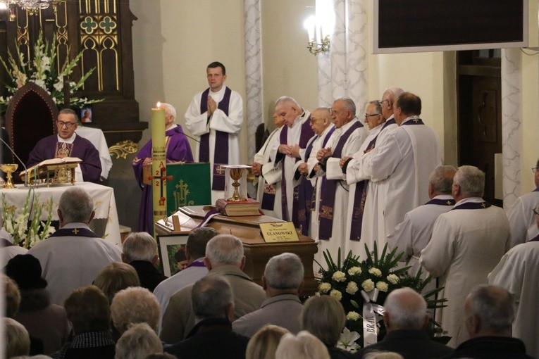 Stara Wrona. Uroczystości pogrzebowe ks. kan. Wawrzyńca Ulanowskiego