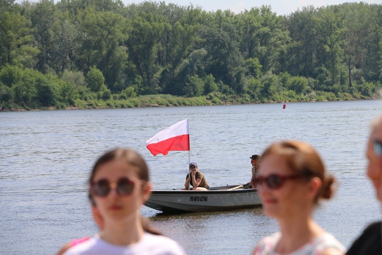 Czerwińsk n. Wisłą. Różaniec z bp. Piotrem Liberą
