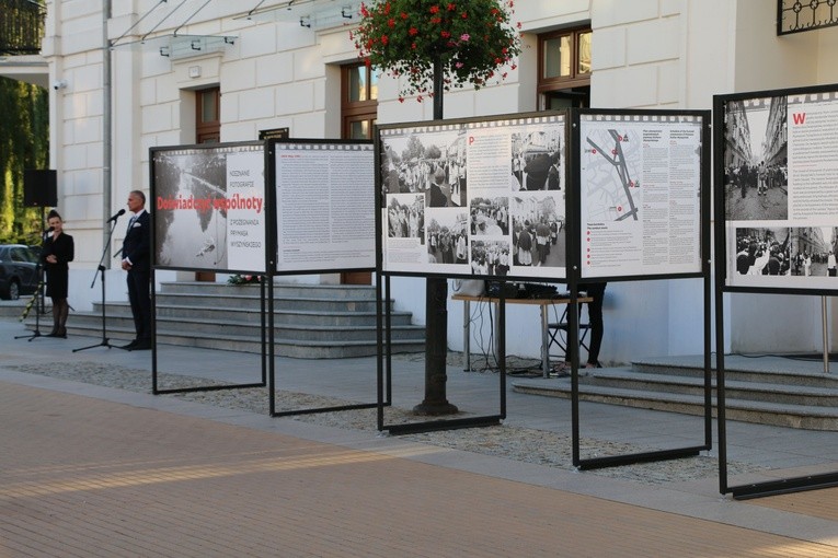 Ciechanów. Wystawa fotografii z pożegnania Prymasa Tysiąclecia