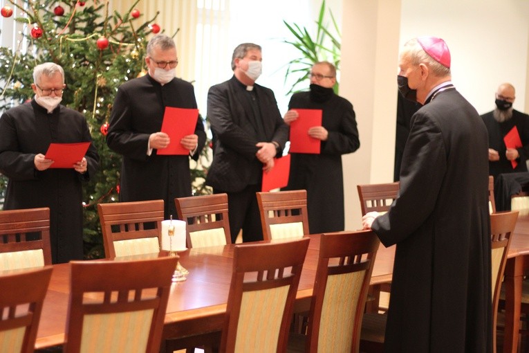 Biskup płocki wręczył nominacje kanonickie ośmiu księżom.
