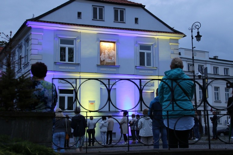 Płock. Wieczorna modlitwa pod oknem papieskim