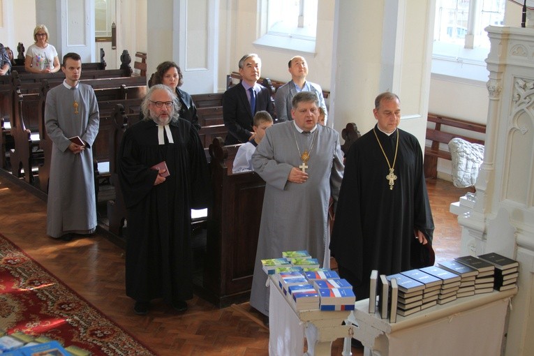 Płock. Przekazanie Biblii uchodźcom z Ukrainy