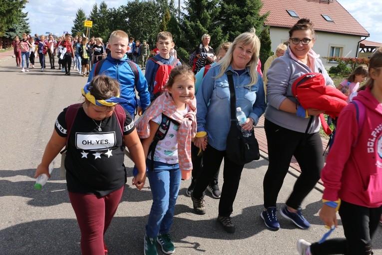 Rostkowo. Pielgrzymka dzieci (część I)