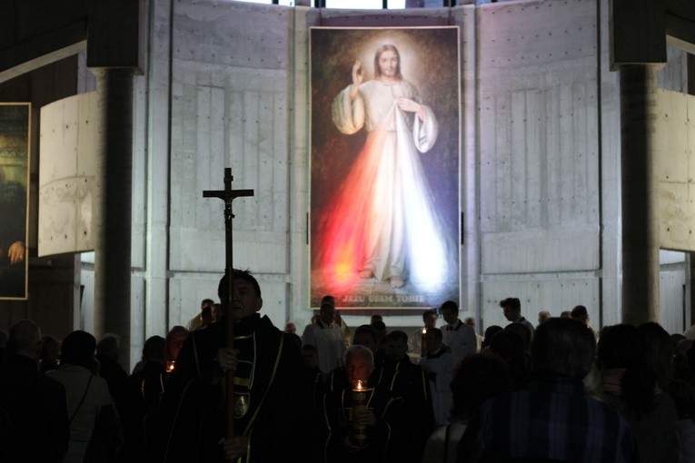 Płock. Pierwsza Msza św. w budowanym sanktuarium Bożego Miłosierdzia