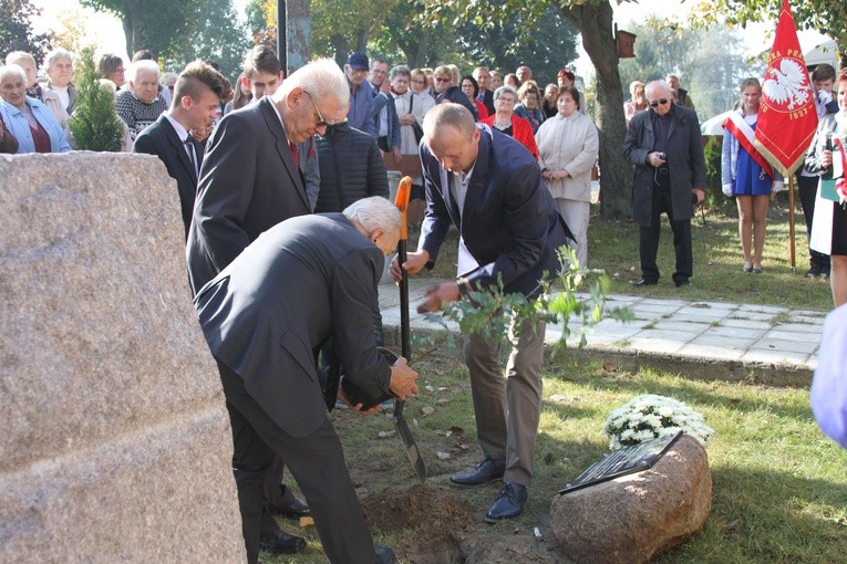 Dąb Pamięci w par. Janowiec Kościelny