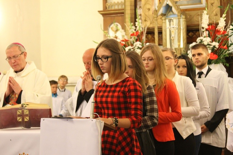 We Mszy św. czynnie uczestniczyła młodzież, jako ministranci, schola i lektorzy