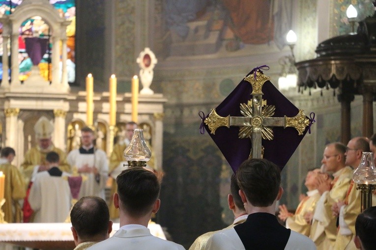 Płock. Msza Krzyżma w bazylice katedralnej