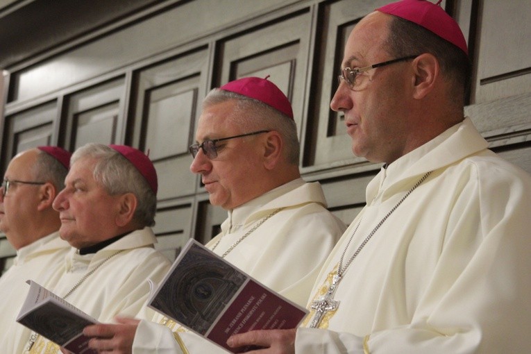 Episkopat w Płocku. Msza w kolegiacie