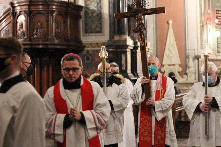 W pasyjnym nabożeństwie w katedrze uczestniczył także biskup Mirosław Milewski.