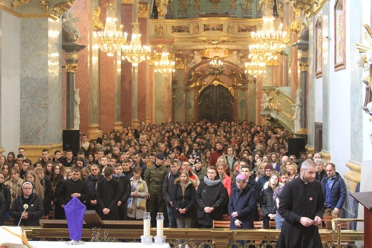 Bazylika jasnogórska szczelnie wypełniona maturzystami z diecezji płockiej.