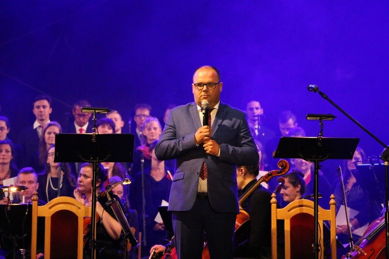 Czerwińsk n. Wisłą. Koncert jubileuszowy w przyklasztornych ogrodach