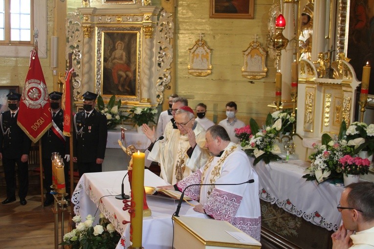 Kucice. Poświęcenie odnowionych ołtarzy i ambony