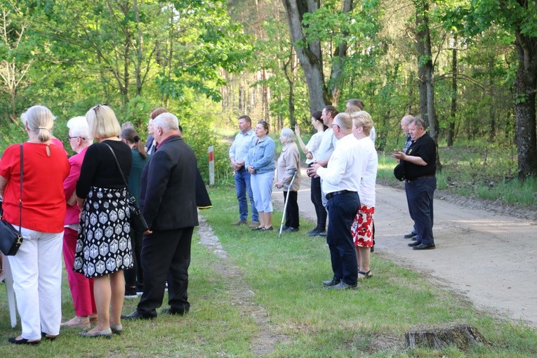 Śródborze. Poświęcenie maryjnej kapliczki