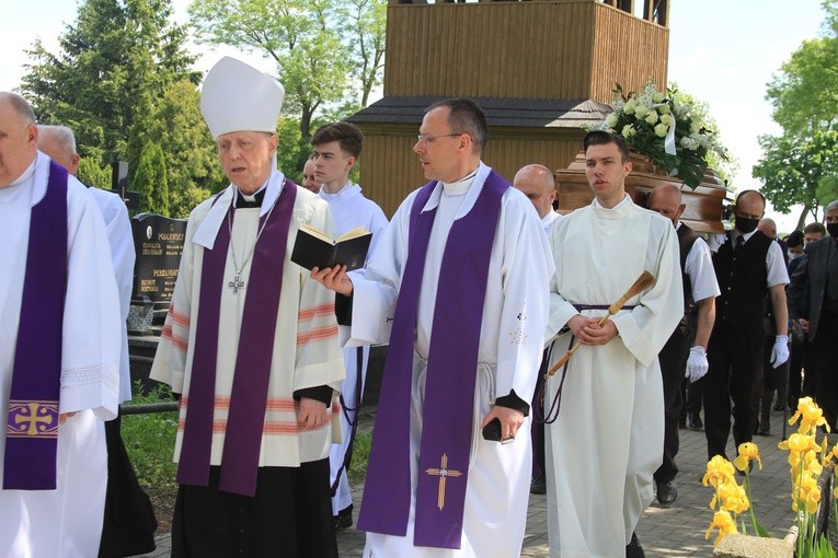 Lekowo. Pogrzeb ks. Tadeusza Fijałkowskiego