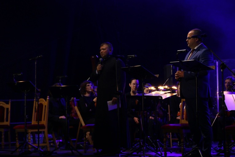 Czerwińsk n. Wisłą. Koncert jubileuszowy w przyklasztornych ogrodach