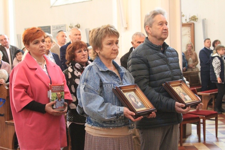 W procesji z darami ukraińska rodzina przyniosła do ołtarza dwie ikony.