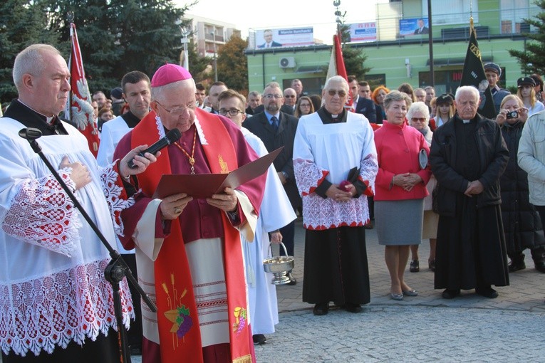 Pomnik bł. ks. J. Popiełuszki w Mławie