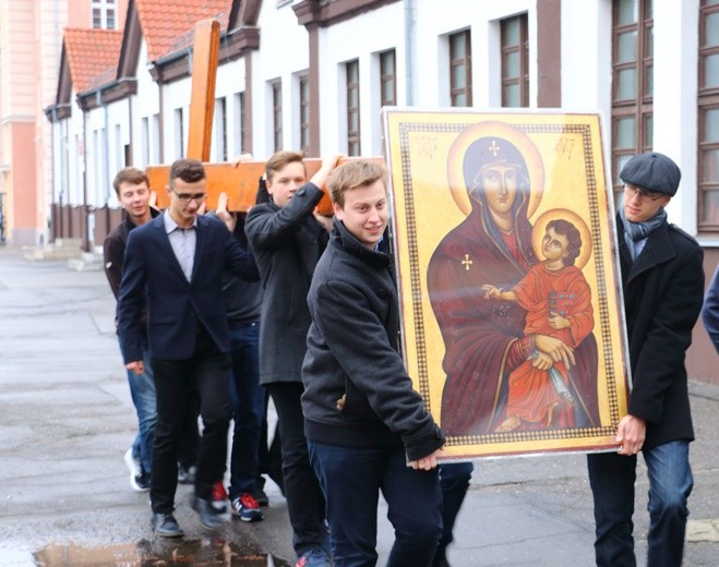Symbole ŚDM - Zespół Szkół Pijarskich w Elblągu