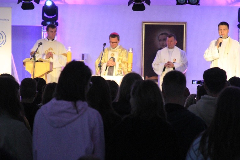 Pielgrzymka młodzieży z Rostkowa do Przasnysza - cz. 2