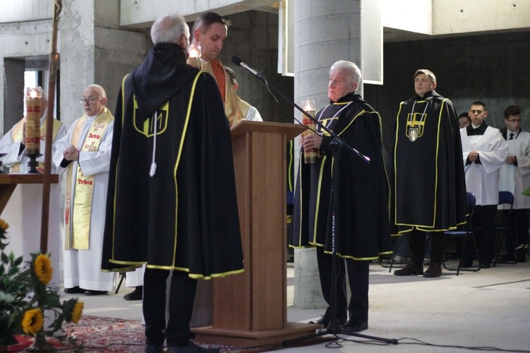 Płock. Pierwsza Msza św. w budowanym sanktuarium Bożego Miłosierdzia