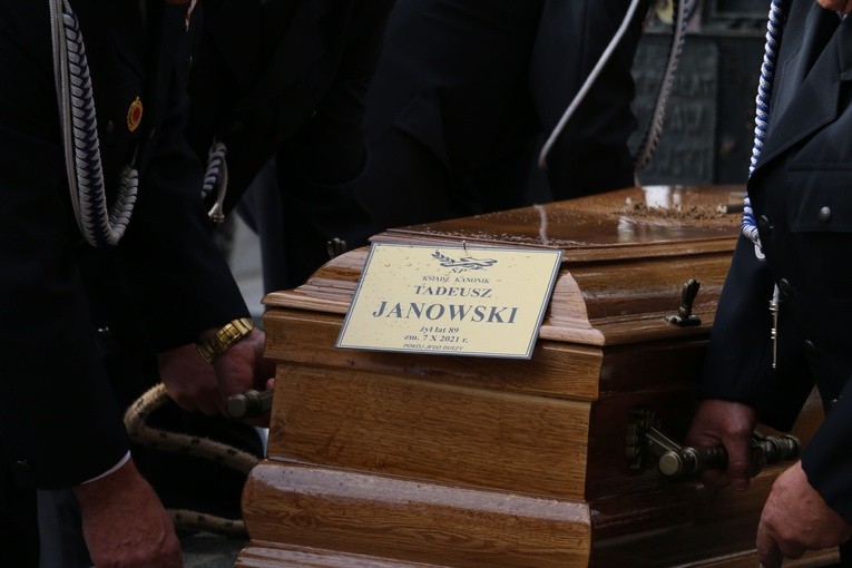 Lekowo. Pogrzeb ks. Tadeusza Janowskiego