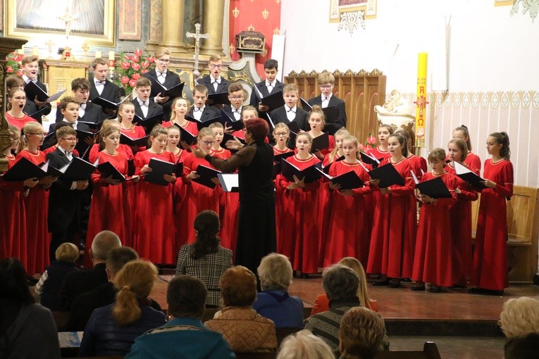 Płoccy chórzyści pod kierunkiem Anny Bramskiej zachwycili ciechanowską publiczność.