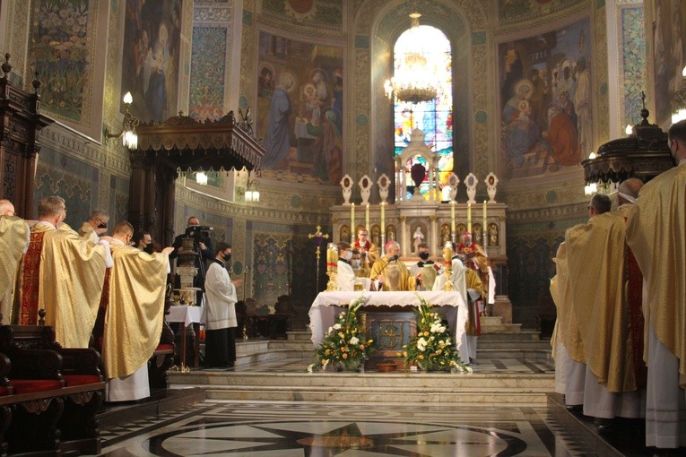Płock. Msza krzyżma w katedrze
