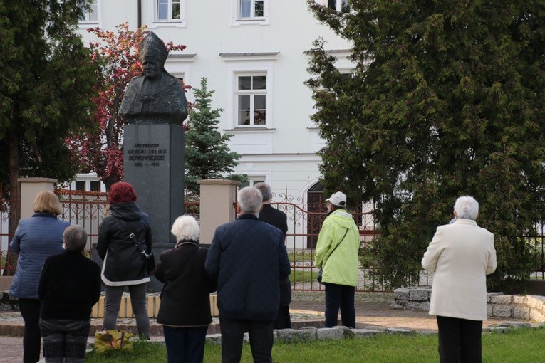 Modlitwa przy pomniku bł. abp. Antoniego Juliana Nowowiejskiego w 79. rocznicę jego męczeńskiej śmierci.
