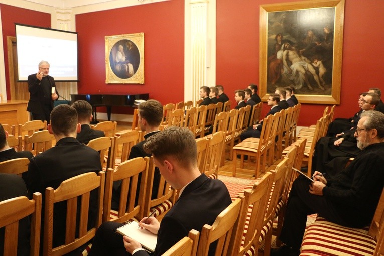 Płock. Ksiądz prof. Robert Skrzypczak w seminarium
