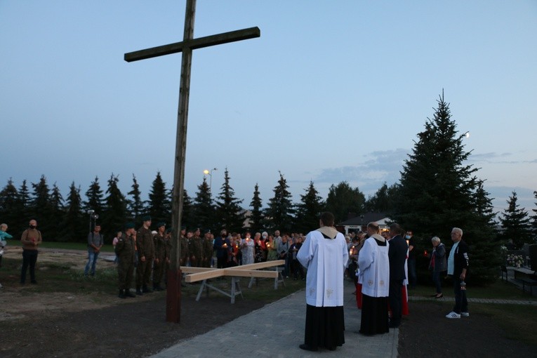 Płońsk. Nowy krzyż na cmentarzu komunalnym w Szerominku
