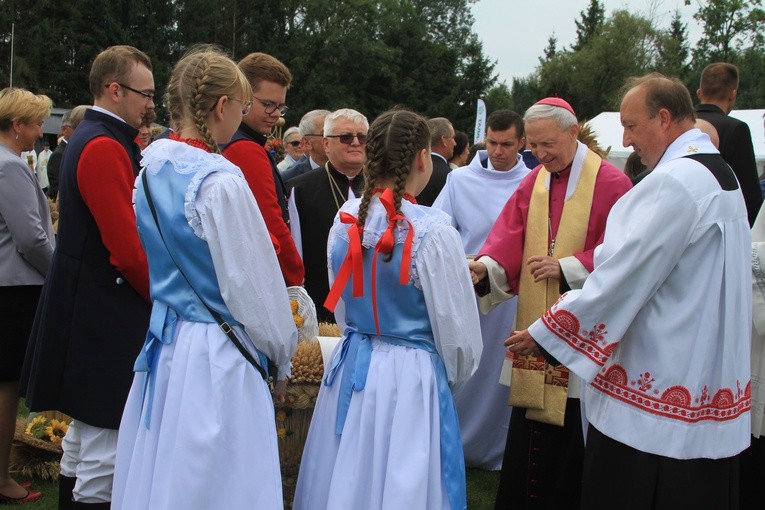 Karniewo. Dożynki diecezjalne cz. 1