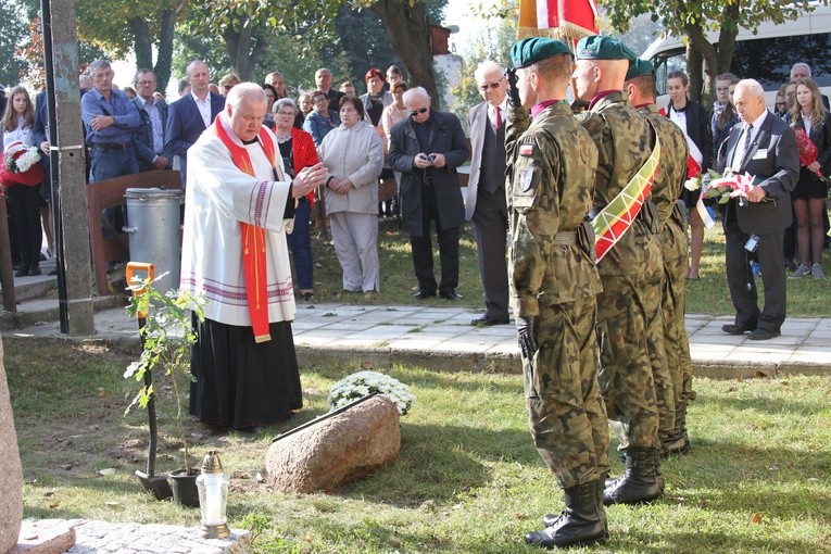 Dąb Pamięci w par. Janowiec Kościelny