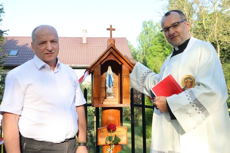 Śródborze. Poświęcenie maryjnej kapliczki