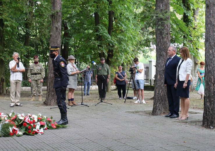 Płock. Uroczystości na cmentarzu garnizonowym