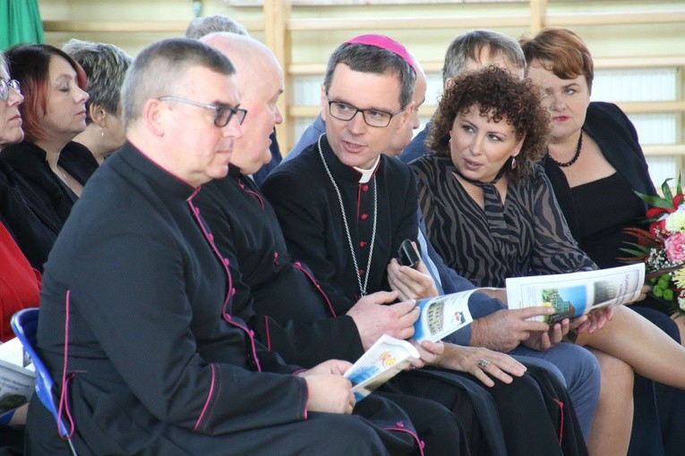Janowiec Kościelny. Jubileusz szkoły i nowy sztandar