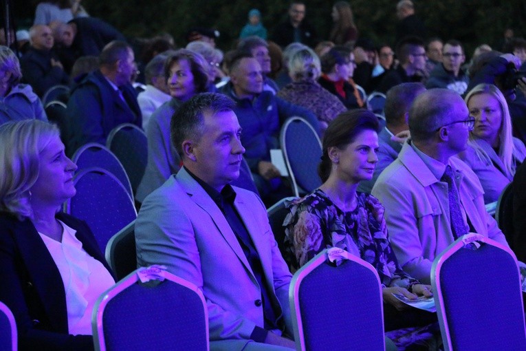 Czerwińsk n. Wisłą. Koncert jubileuszowy w przyklasztornych ogrodach