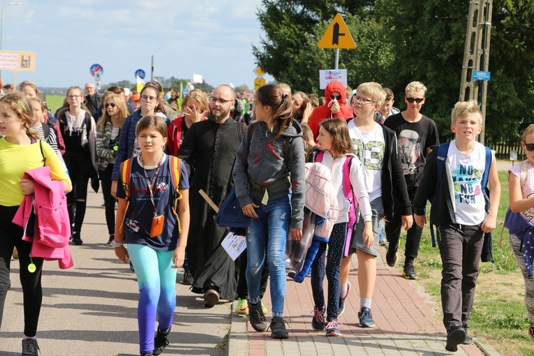 Rostkowo. Pielgrzymka dzieci (część I)