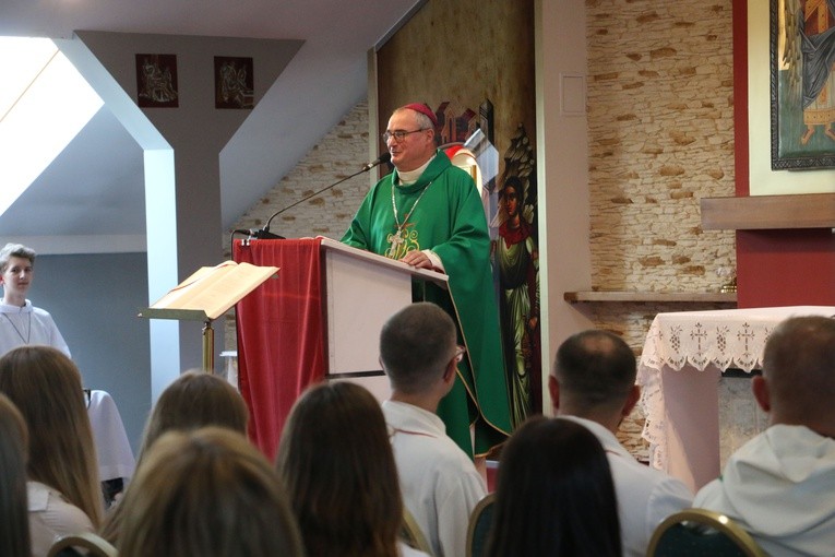 Młodzieży w Portugalii towarzyszy biskup Szymon Stułkowski.
