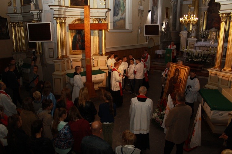 Droga krzyżowa ze znakami ŚDM. Maków Mazowiecki