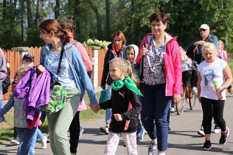 Rostkowo. Pielgrzymka dzieci (część I)