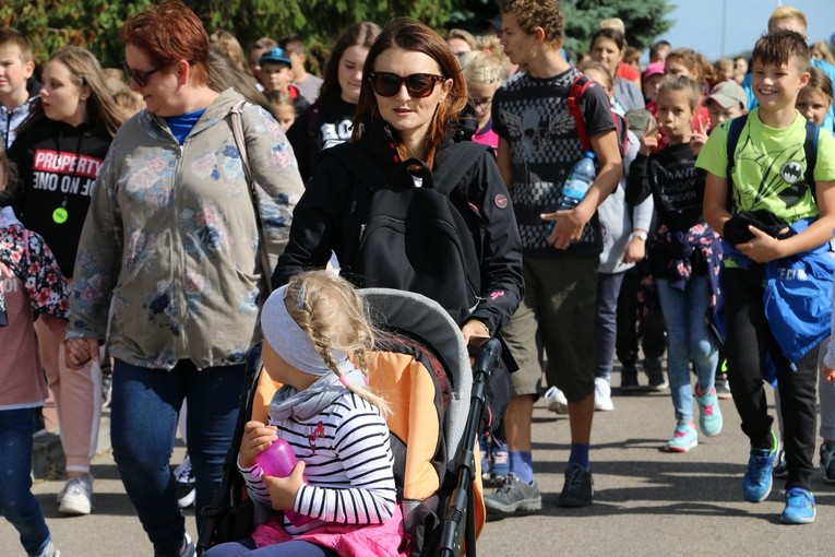 Rostkowo. Pielgrzymka dzieci (część I)
