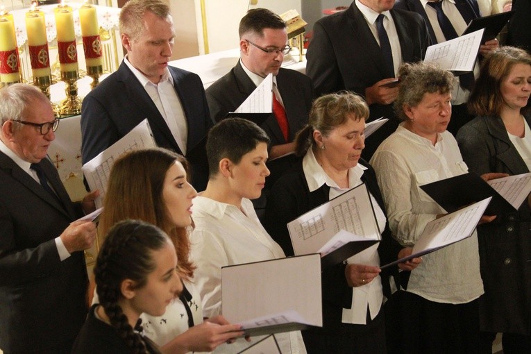 II zjazd byłych alumnów-żołnierzy z diecezji płockiej uświetnił chór Cantate Domino z miejscowej parafii św. Anny