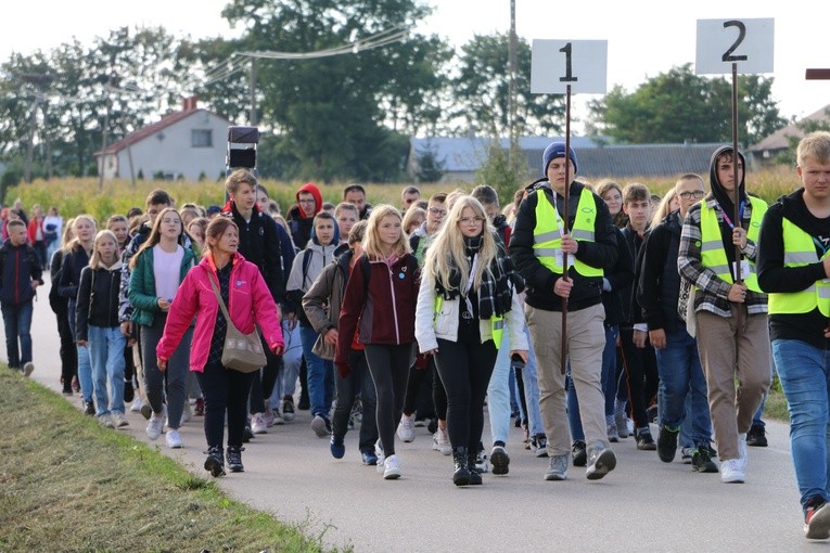 Pielgrzymka młodzieży z Rostkowa do Przasnysza - cz. 1