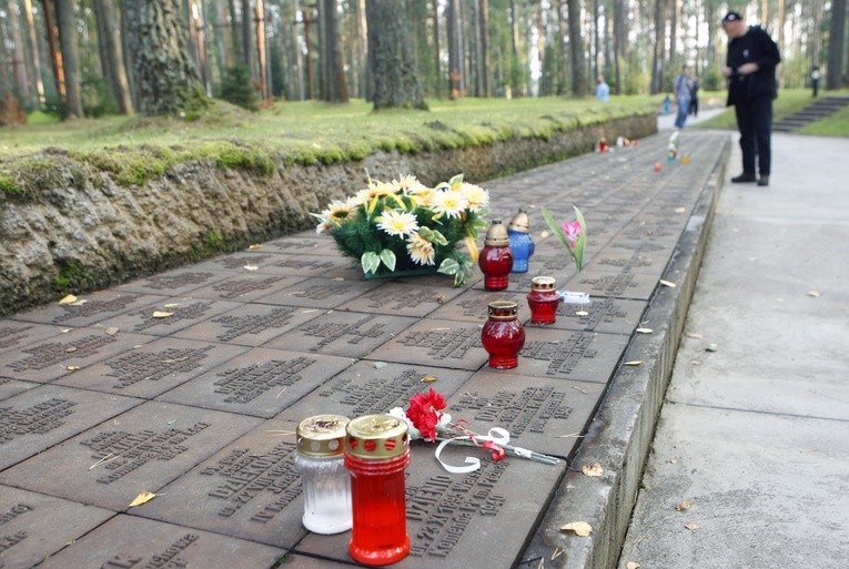 Memoriał przedstawił księgę o ofiarach zbrodni katyńskiej pochowanych w Miednoje