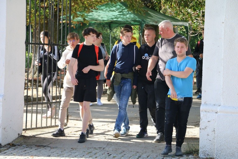 Pielgrzymka młodych z Rypina do Obór