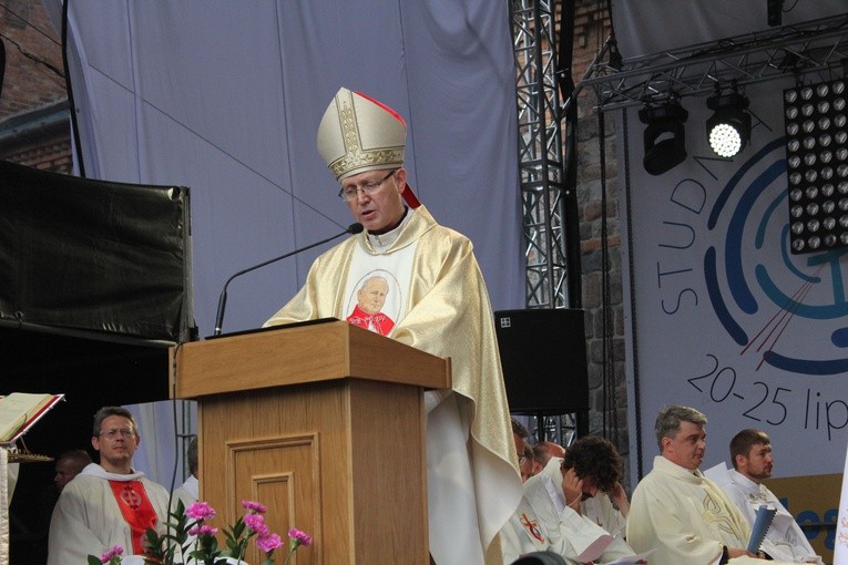 Bp Piotr Libera głosi kazanie do młodych